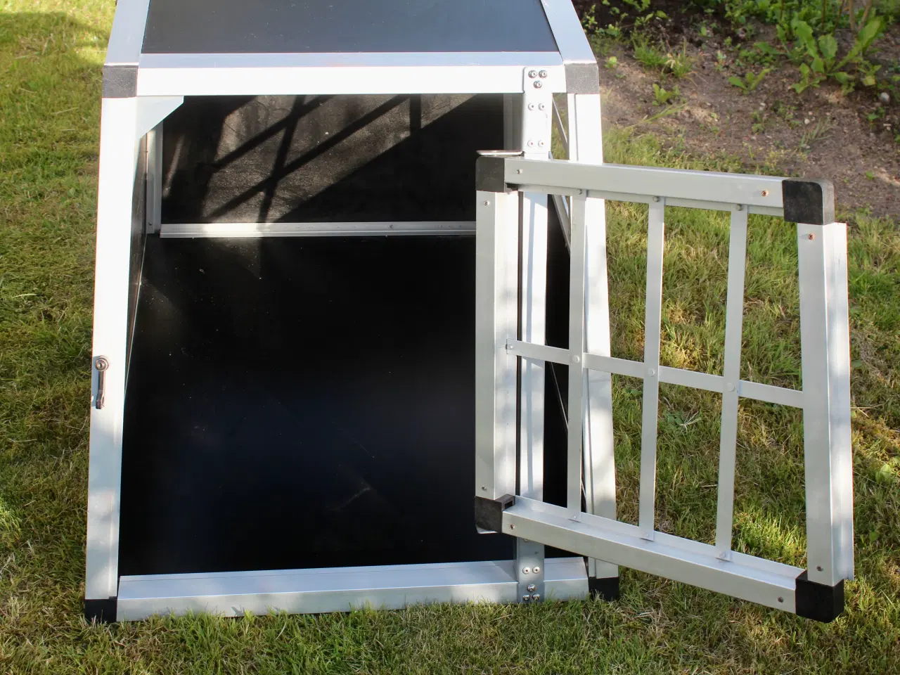 Billede 4 - 🚗 Solidt Transportbur til Hund – Aluminium og MDF