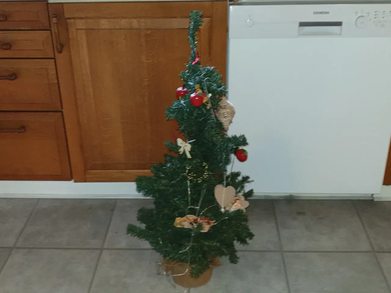 Billede 1 - Juletræ 90cm m lyskæde & pynt ialt 10kr SE 2 fotos
