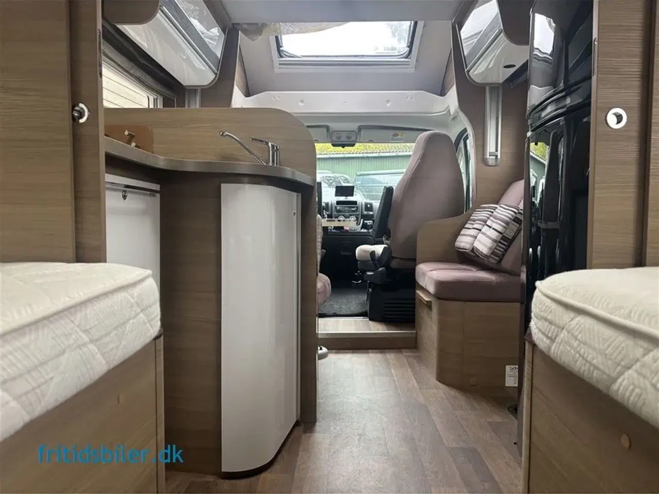 Billede 6 - 2015 - Elnagh T-Loft 531   Elnagh med 2 store langsgående senge og bad og wc bag i bilen og 5 selepladser