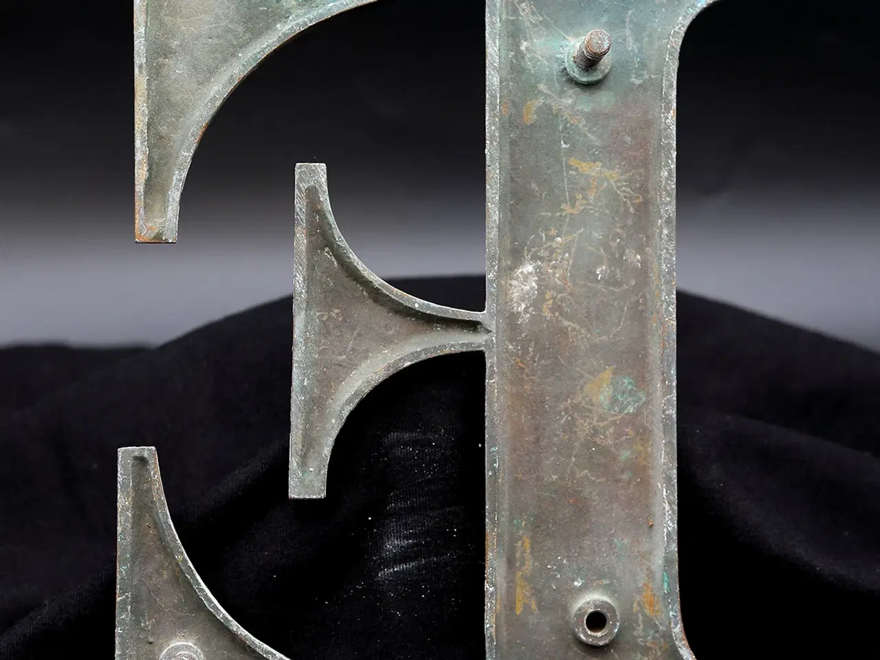 Billede 2 - Messing facadebogstav “E” – rå patina