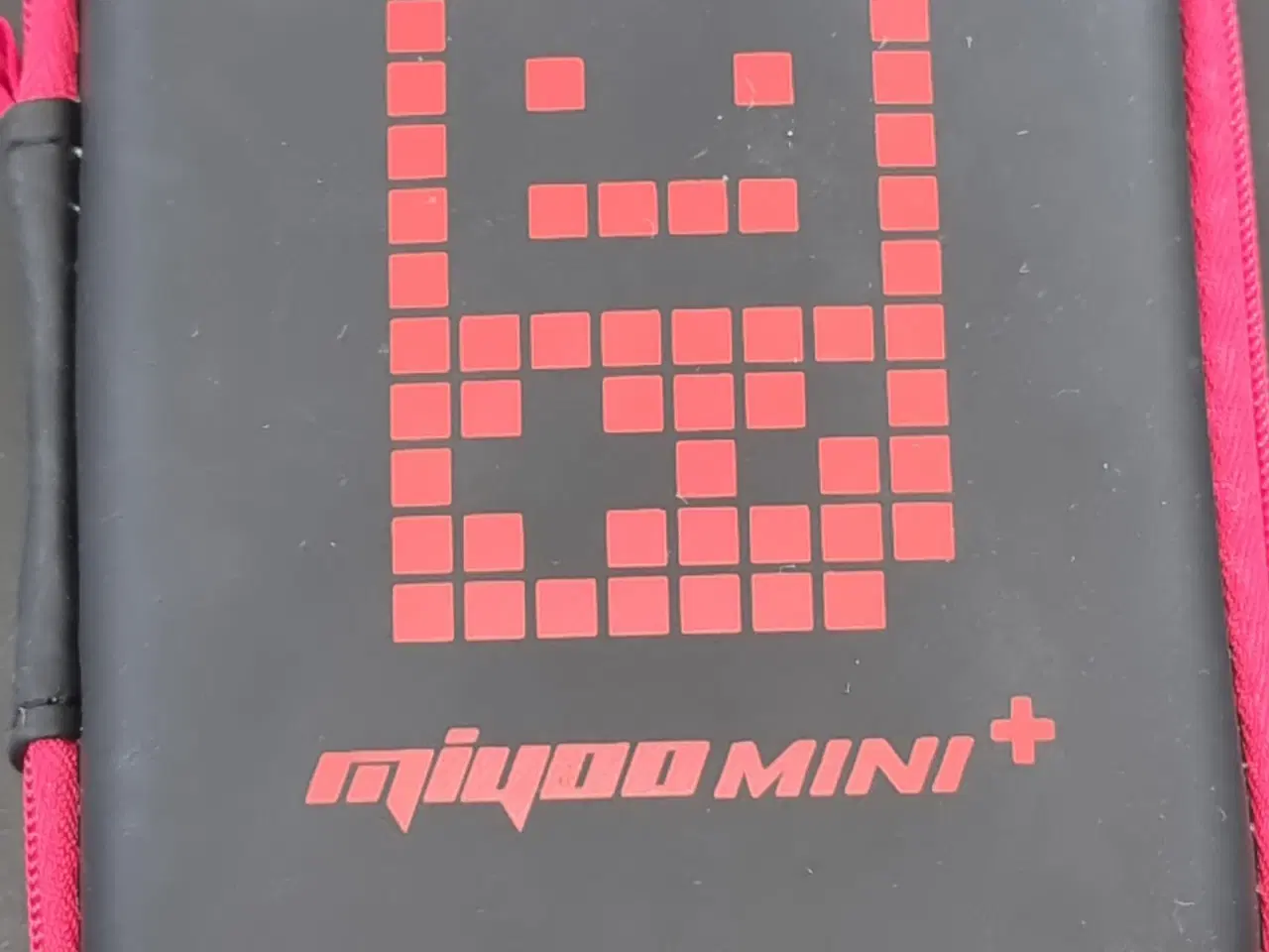 Billede 2 - Miyoo Mini Plus håndholdt spilkonsol i hvid farve.