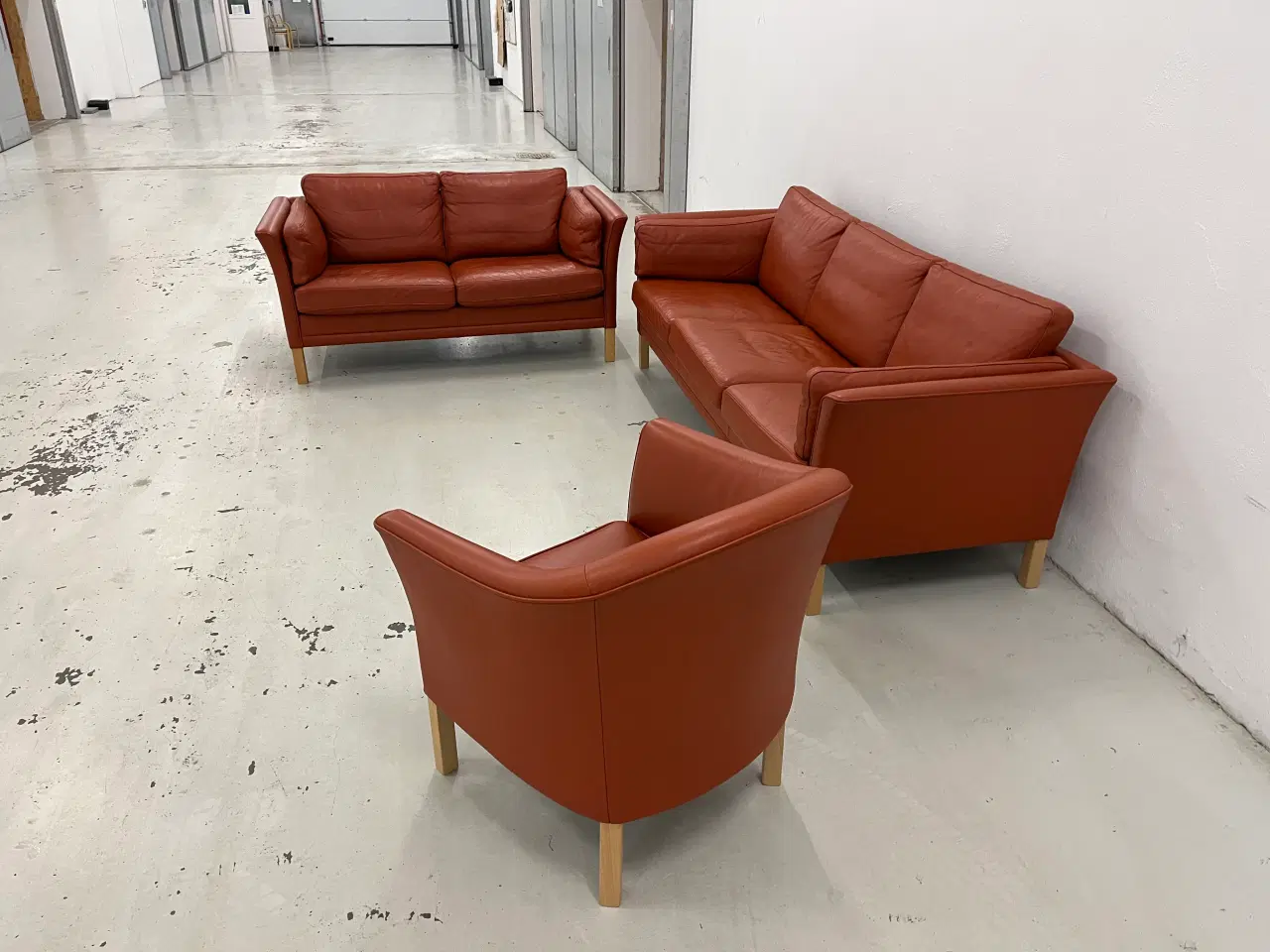 Billede 5 - Mogens Hansen MH2225 3+2 MH80 stol i cognac læder.