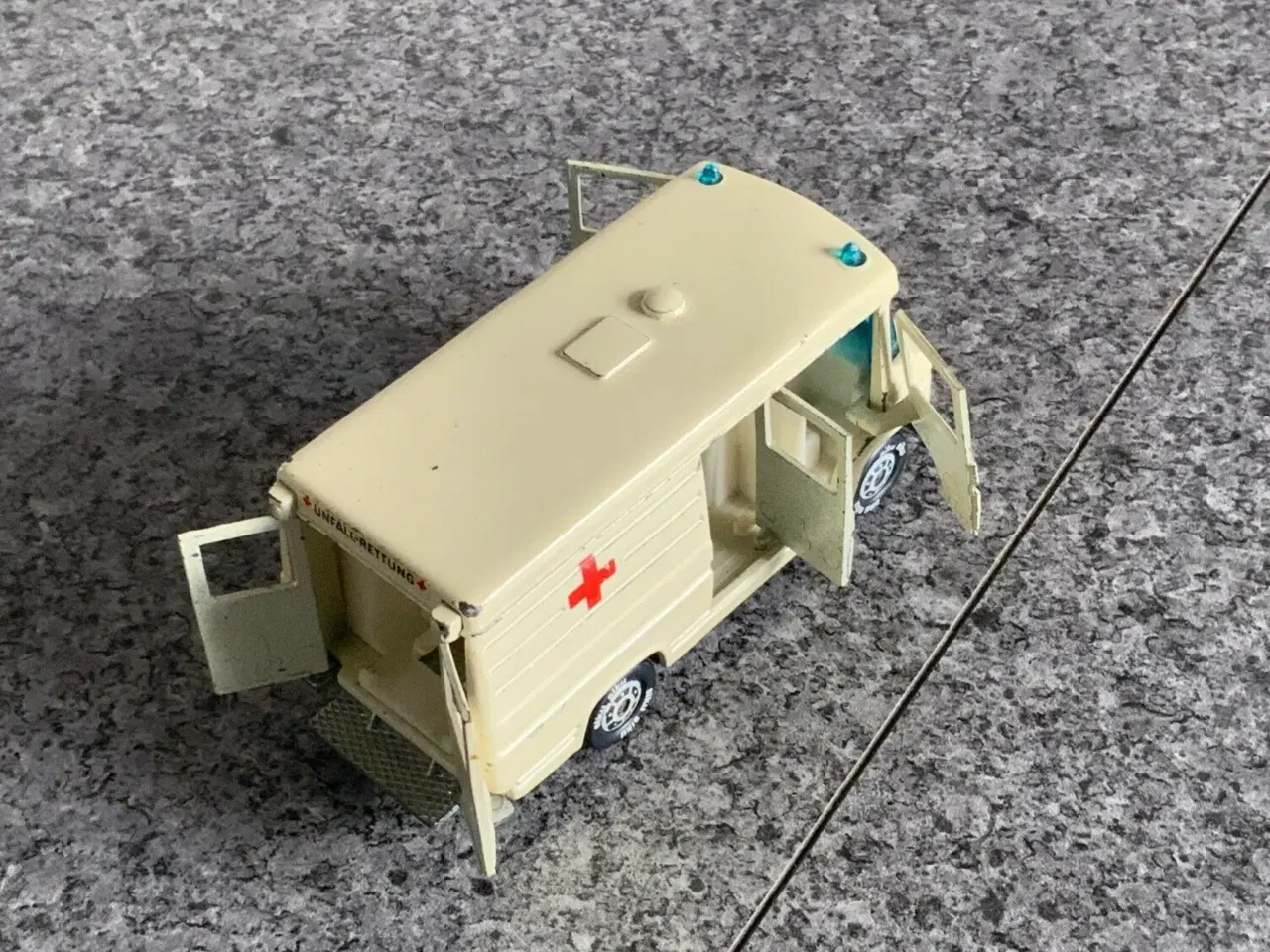 Billede 6 - Siku Mercedes-Benz L406 D Ambulance 