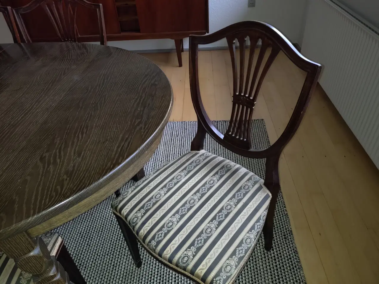 Billede 1 - Spisebord med 6 stole 