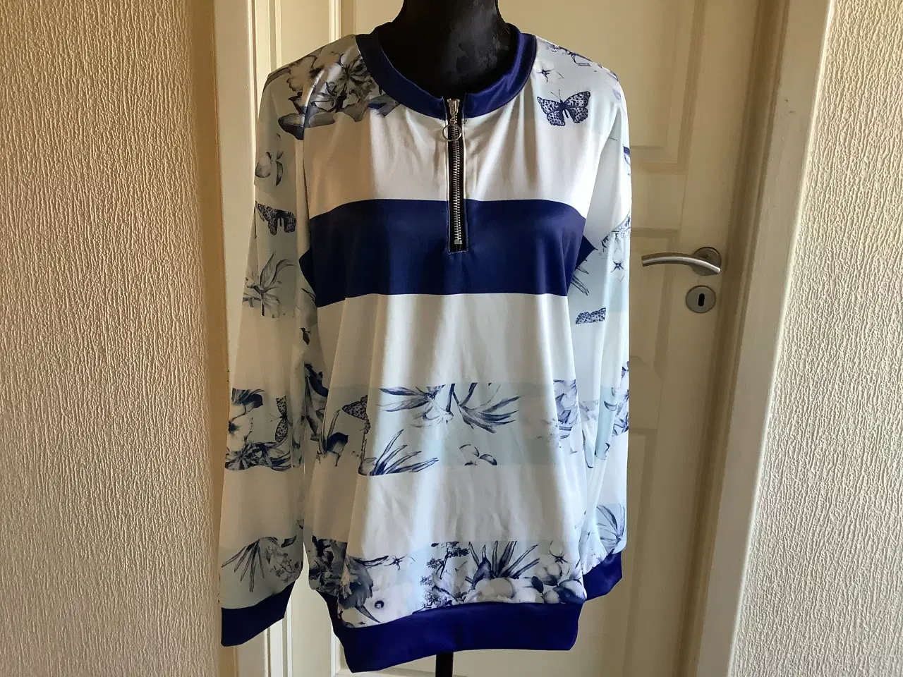 Billede 2 - Helt ny lækker og blød sweatshirt str. L