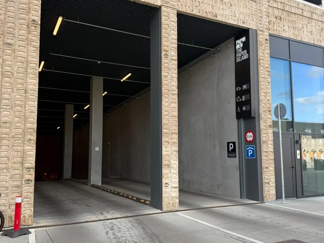 Billede 4 - Parkering med privat elektrisk ladestation. Byens centrum.