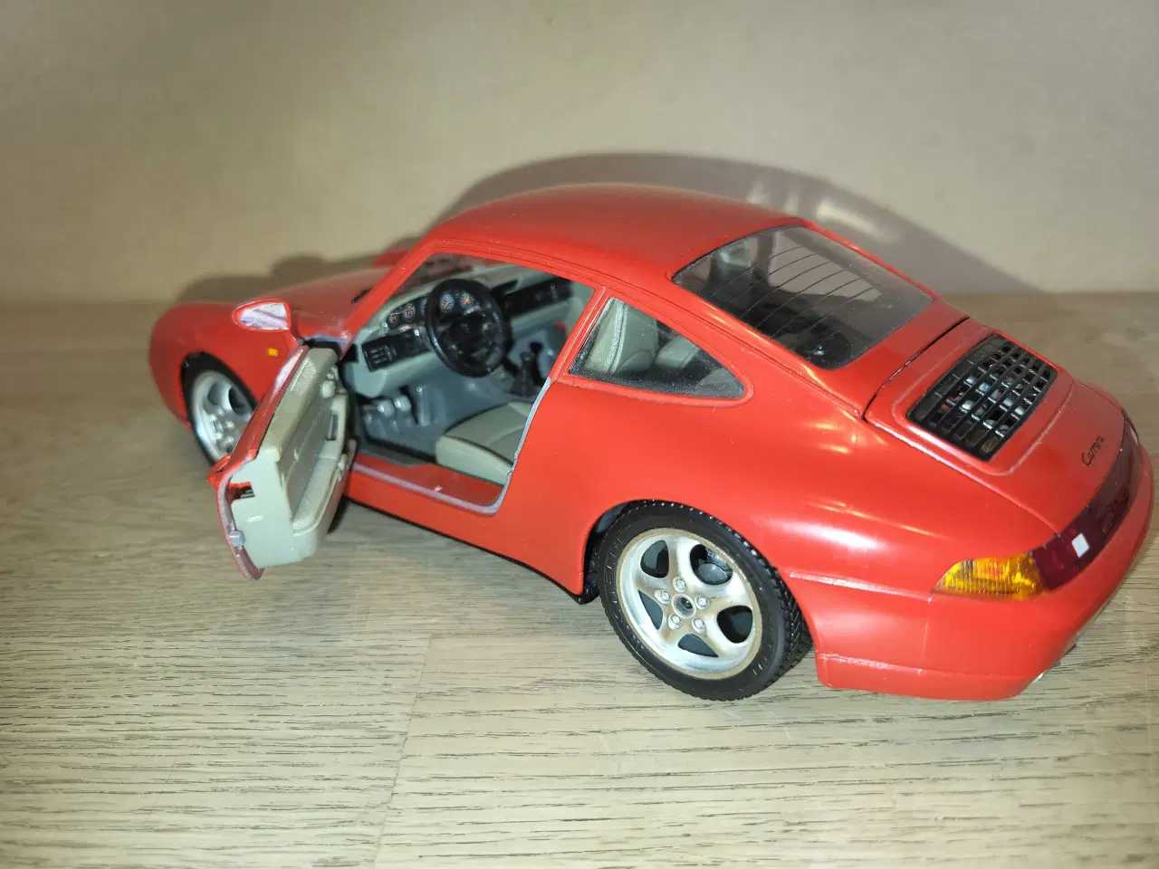 Billede 5 - Modelbil: Porsche 911 Carrera 1993.  Skala 1/18.