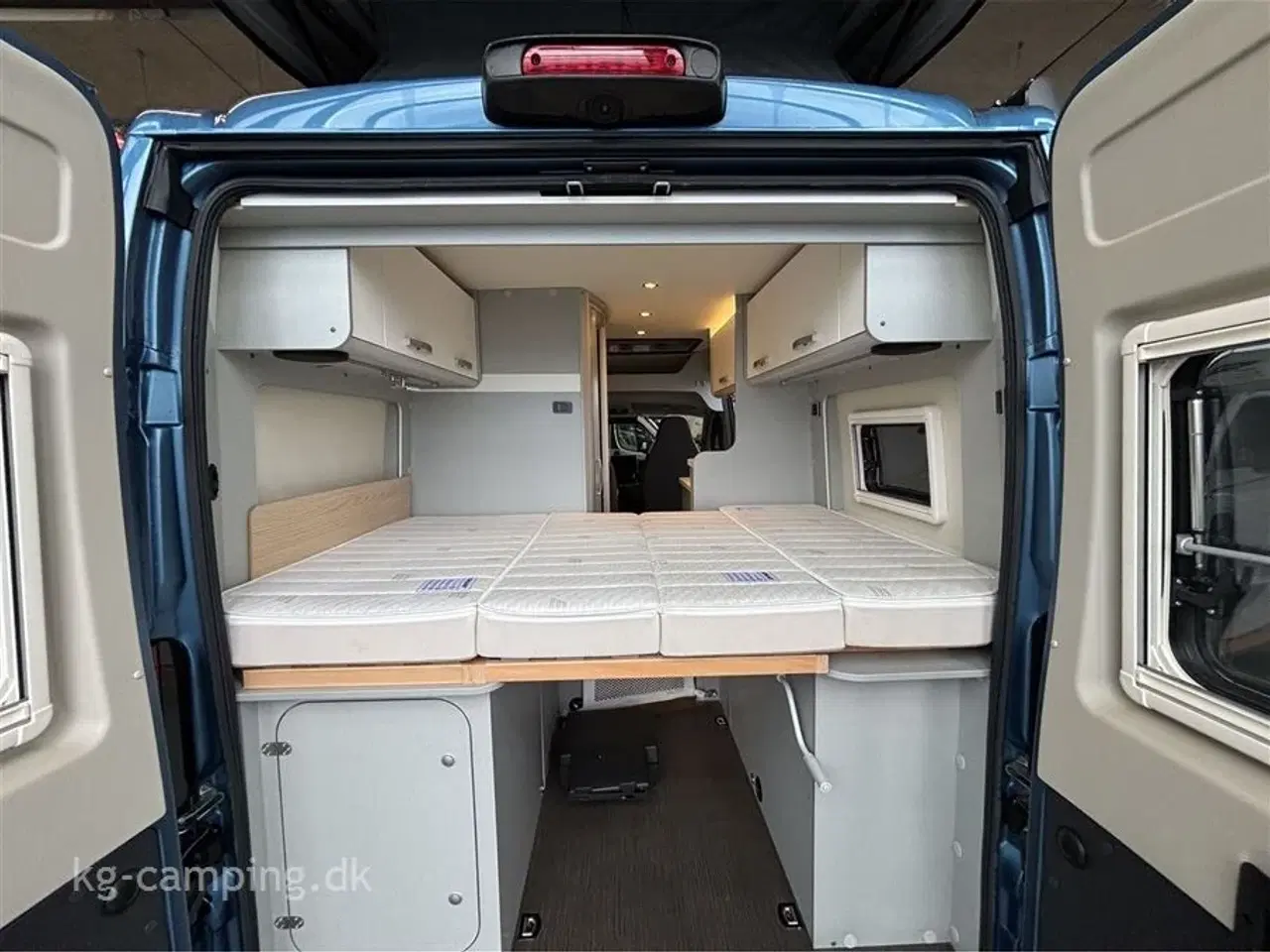 Billede 15 - 2022 - Hymer Free 540 BLUE EVOLUTION   Udstyr inkluderet: 2x Lithium-batteri • Solcelleanlæg • Markise • Hævesængetag • Fuld LED-lys • Automatisk klimaanlæg • Elektrisk håndbremse
