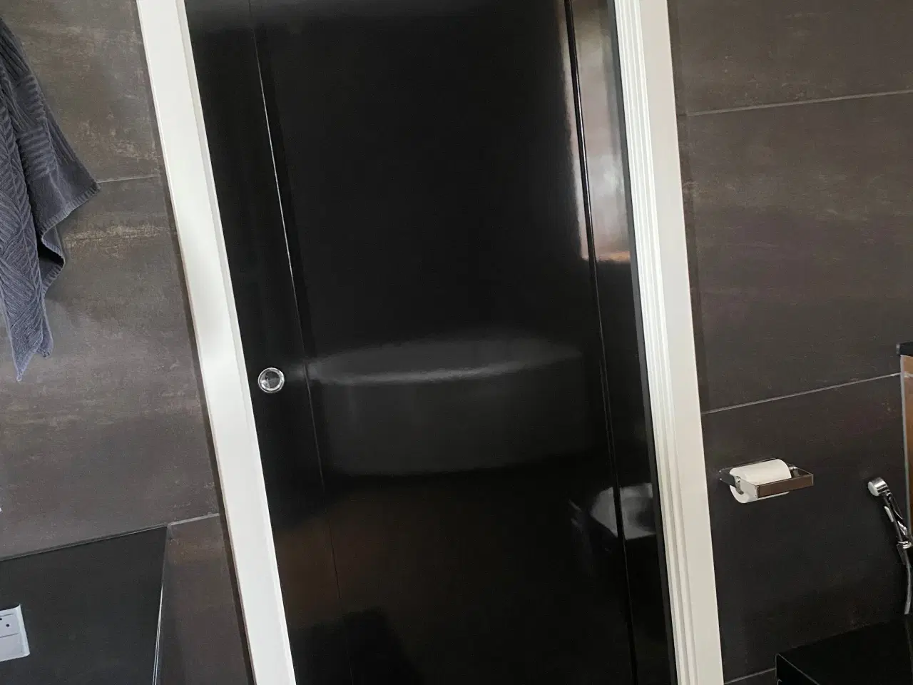 Billede 4 - Svane badværelsesinventar i sort højglans 