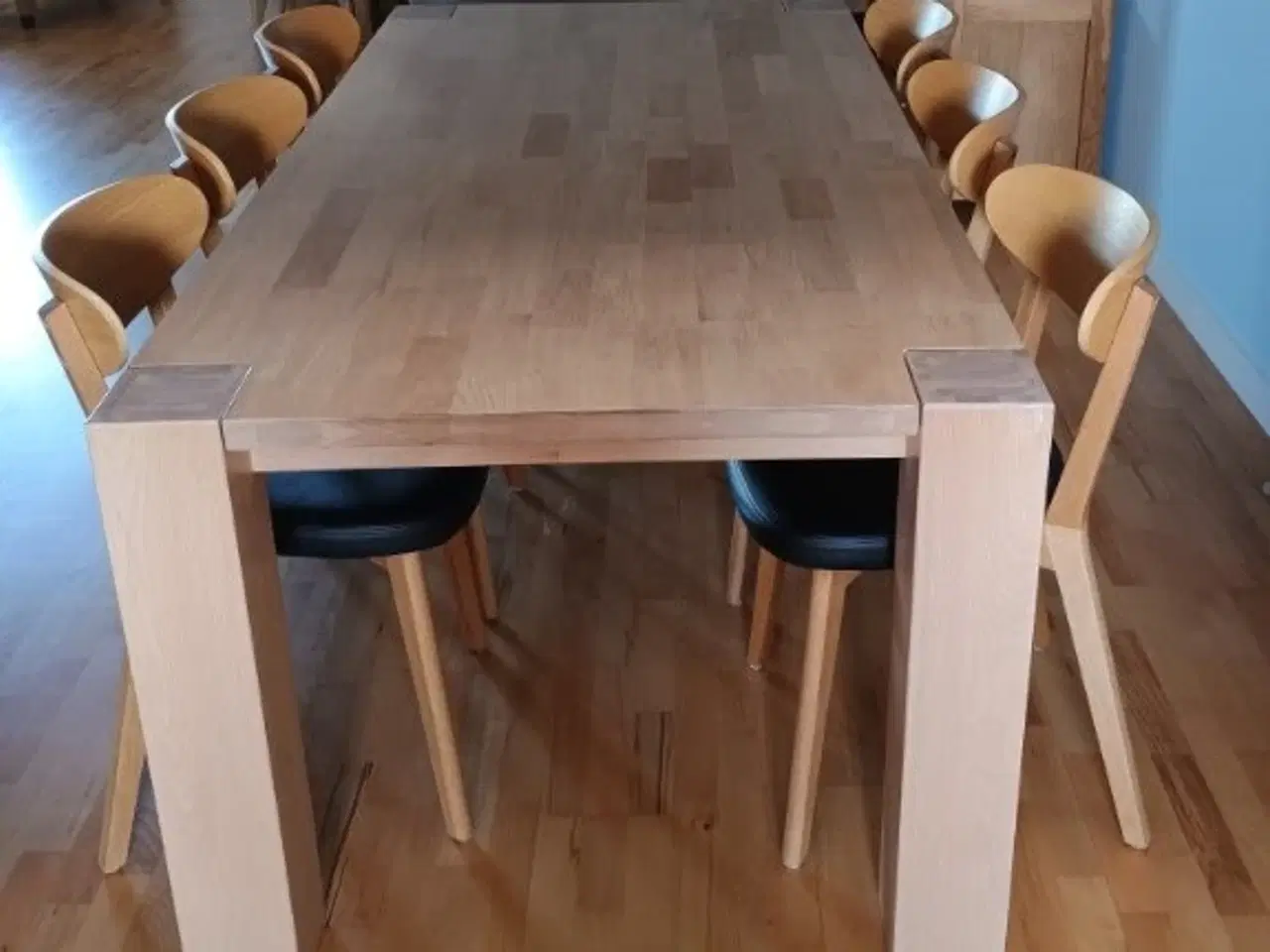 Billede 1 - 6 personers spisebord med stole i lys massiv eg
