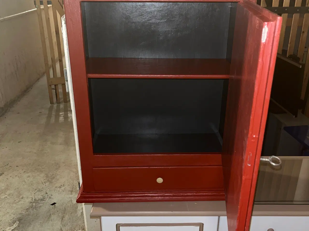 Billede 3 - Vægskab i klassisk stil