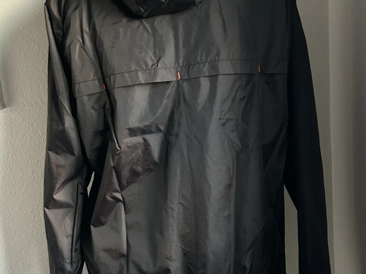 Billede 2 - Formel 1 regnjakke. Str M