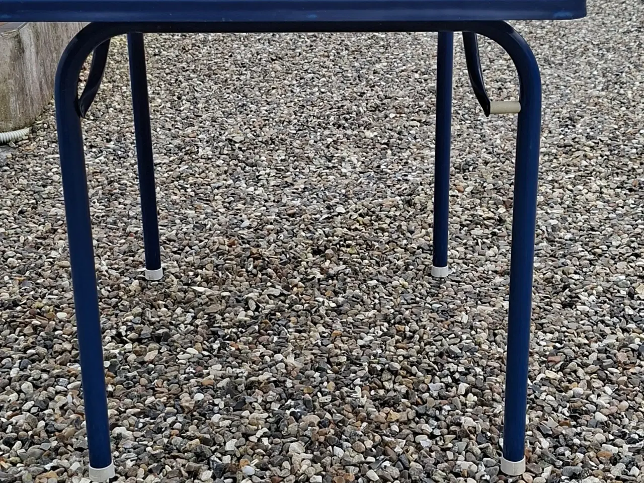 Billede 2 - Et Campingbord som står og er solid. 