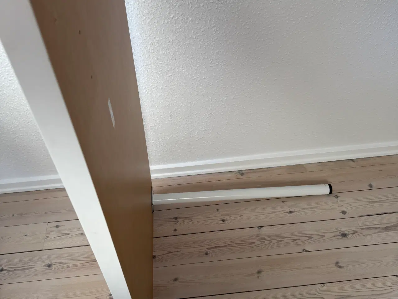 Billede 2 - Hvidt skrivebord med to ben