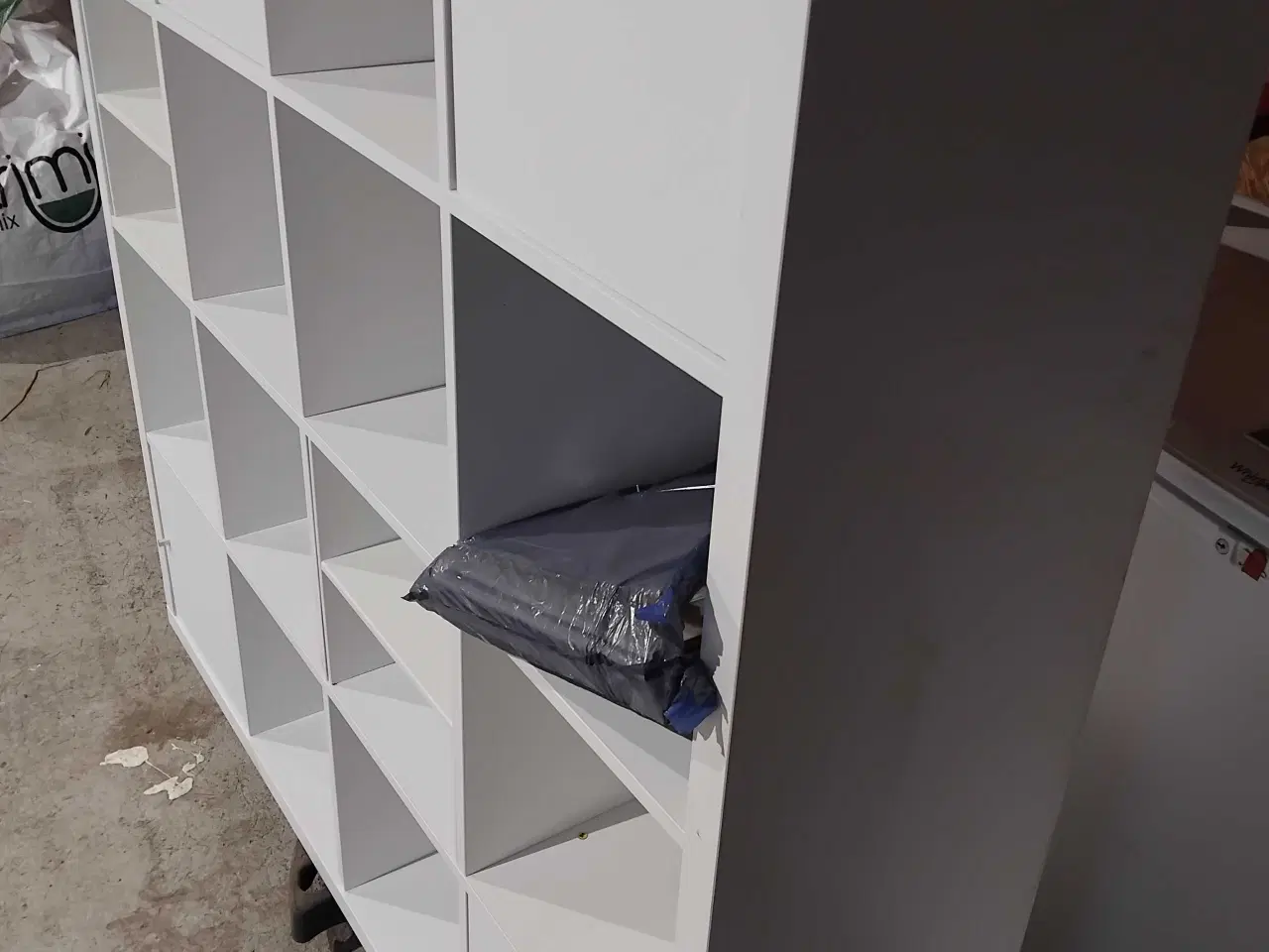 Billede 3 - Rumdeler,med skuffer og skabe