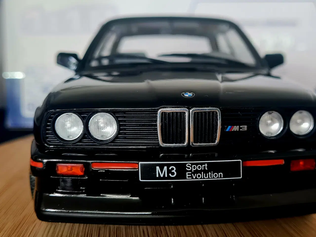 Billede 4 - BMW M3 E30 Sport Evolution 1990 1/18 skala 