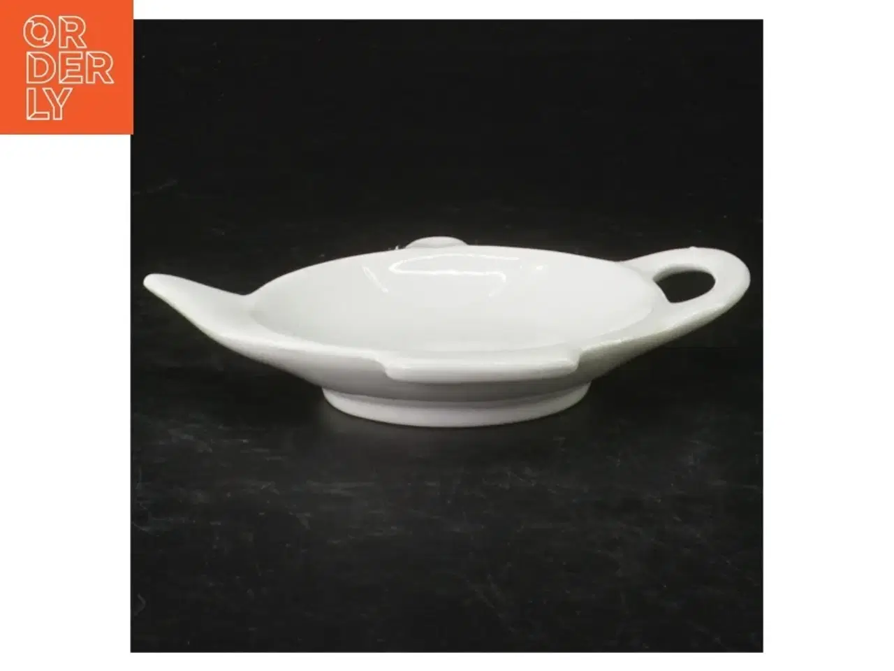 Billede 1 - Hvid porcelænsfad i tekandeform (str. 12 x 9 cm)