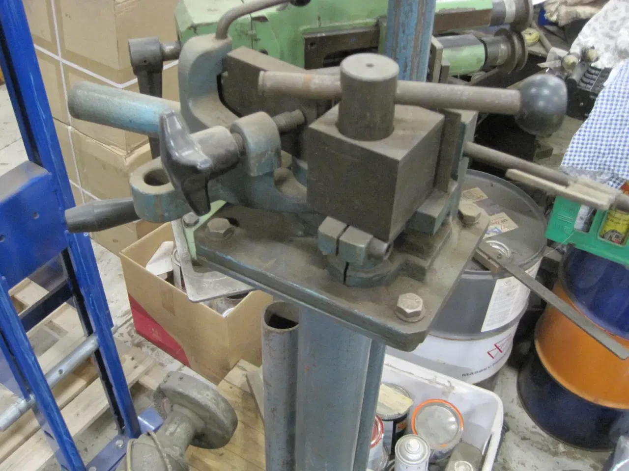 Billede 1 - Fladjernsbukker på søjle