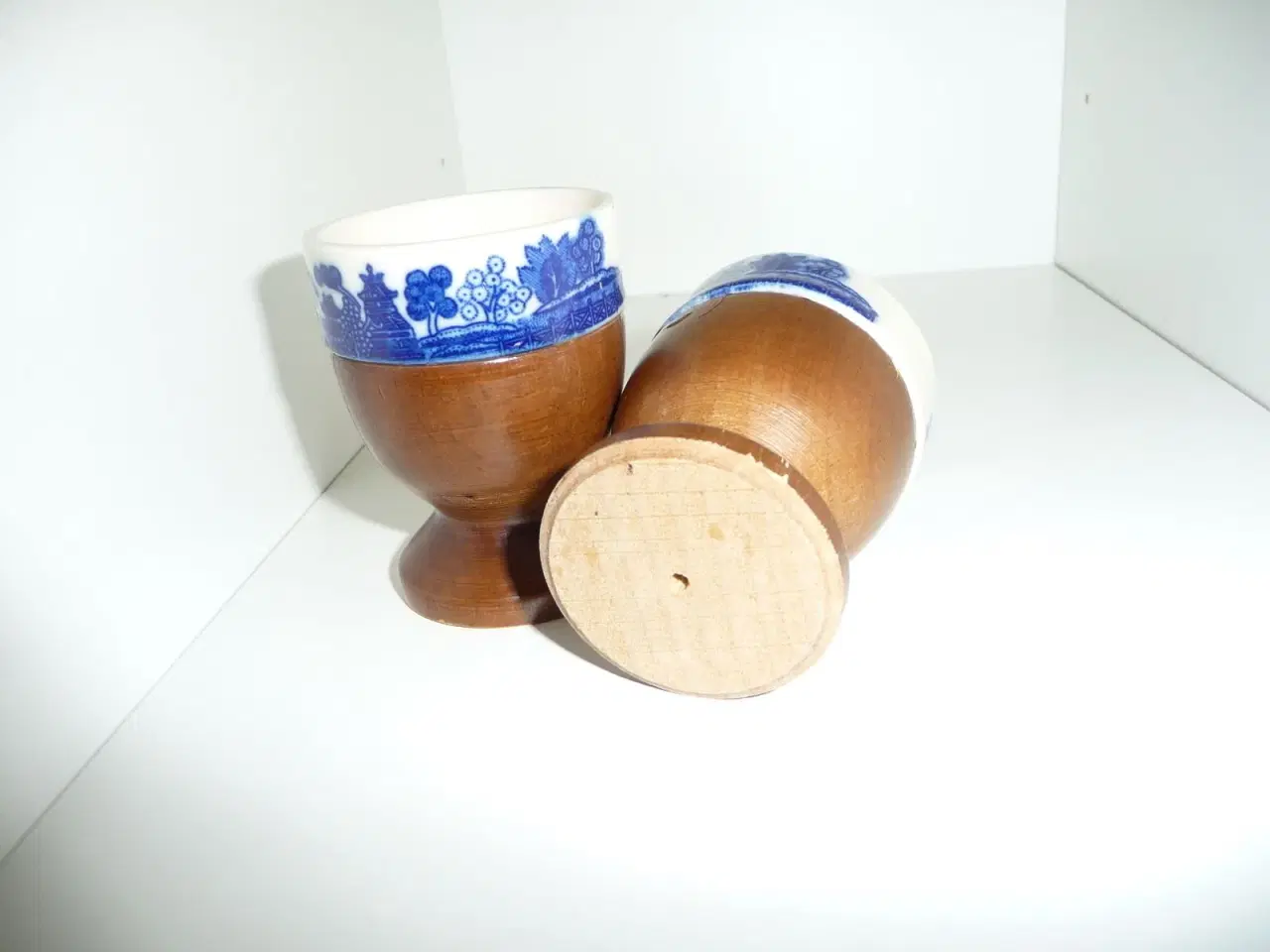 Billede 3 - 2 æggebæger i porcelæn og træ
