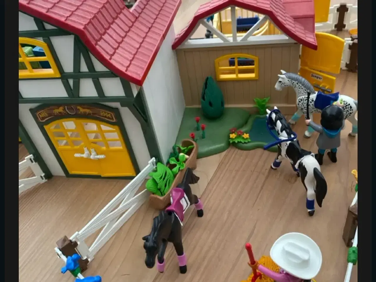 Billede 1 - Playmobil kæmpe hestestald med mange heste