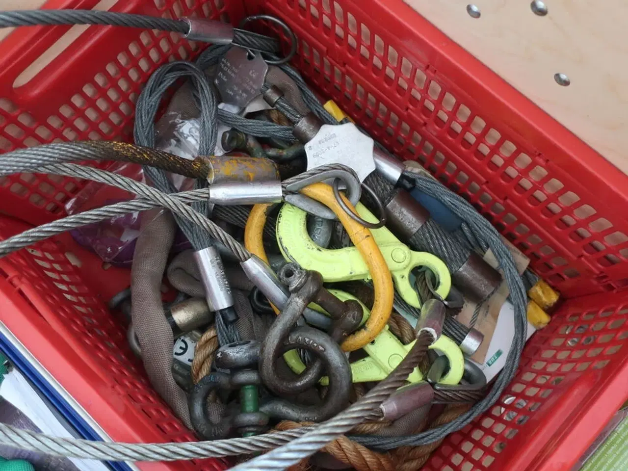 Billede 4 - Kasse på hjul inkl. indhold (div. løftegrej)