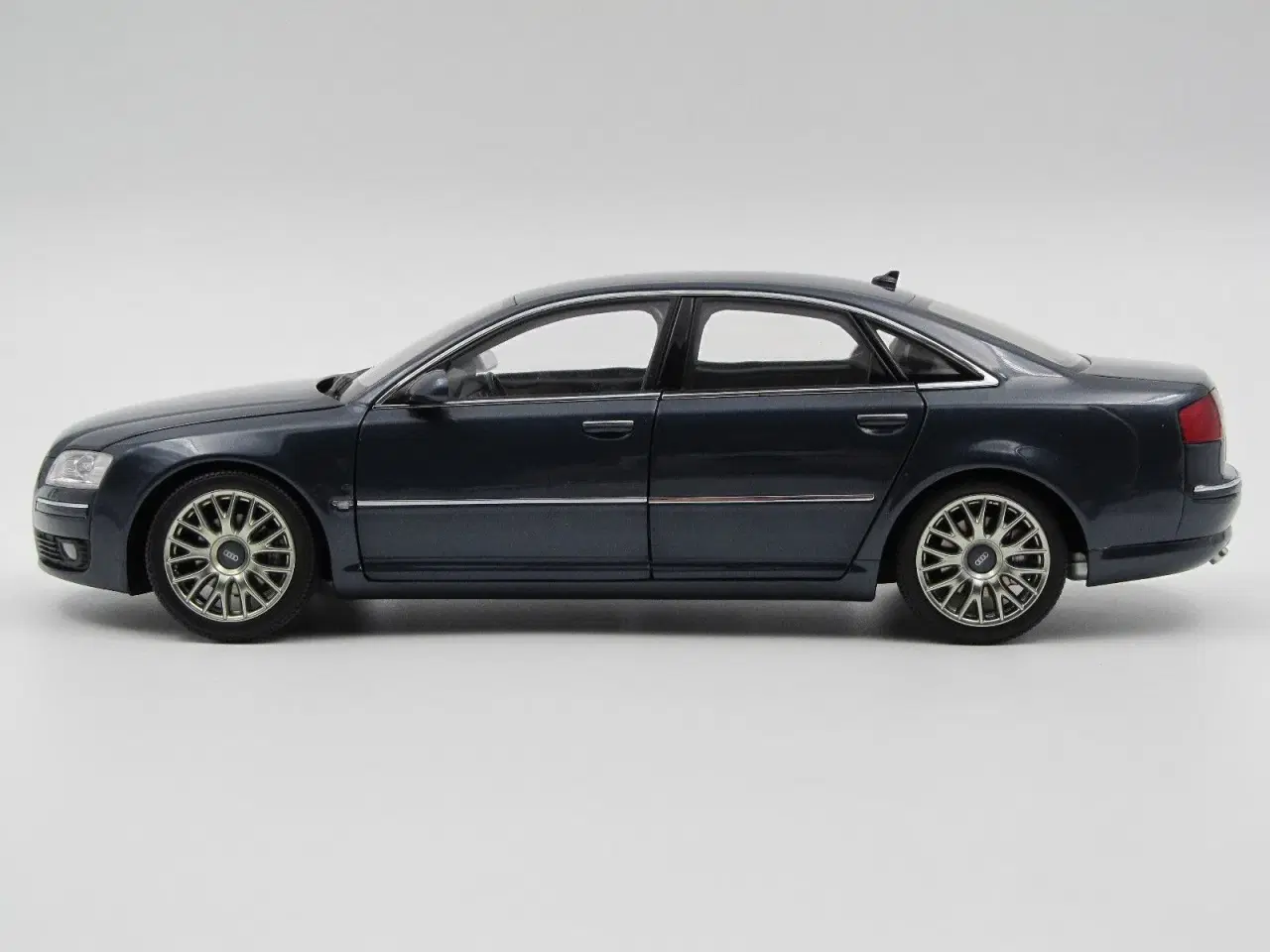 Billede 2 - 2006 Audi A8 4,2 TDI 1:18  Super sjælden model 