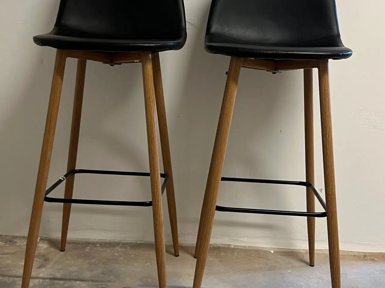 Billede 2 - Bar stole + bord