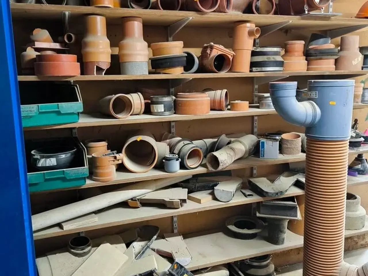 Billede 1 - Indhold på hylder