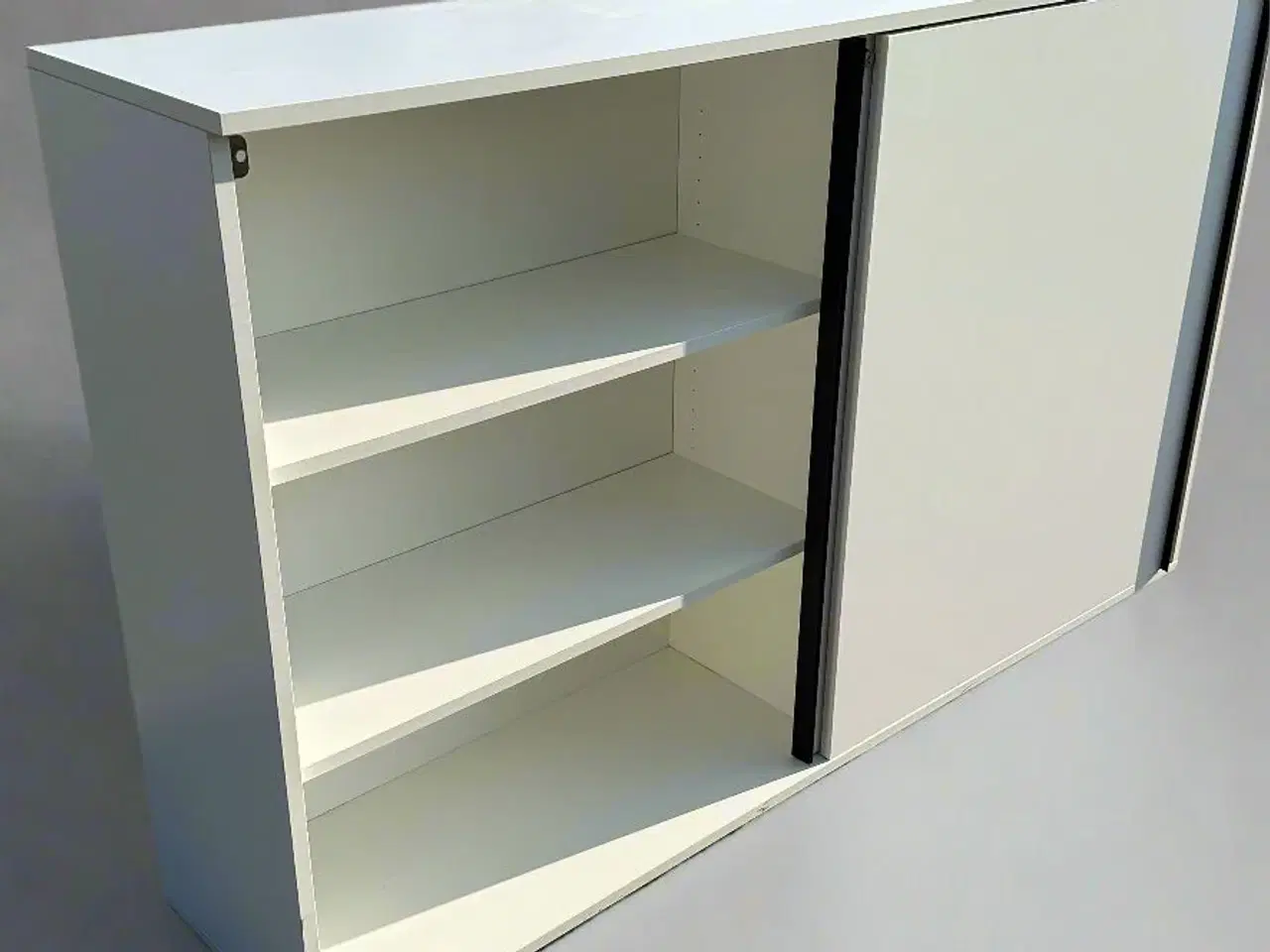 Billede 3 - Opbevaringsskab (m. Skydelåger)