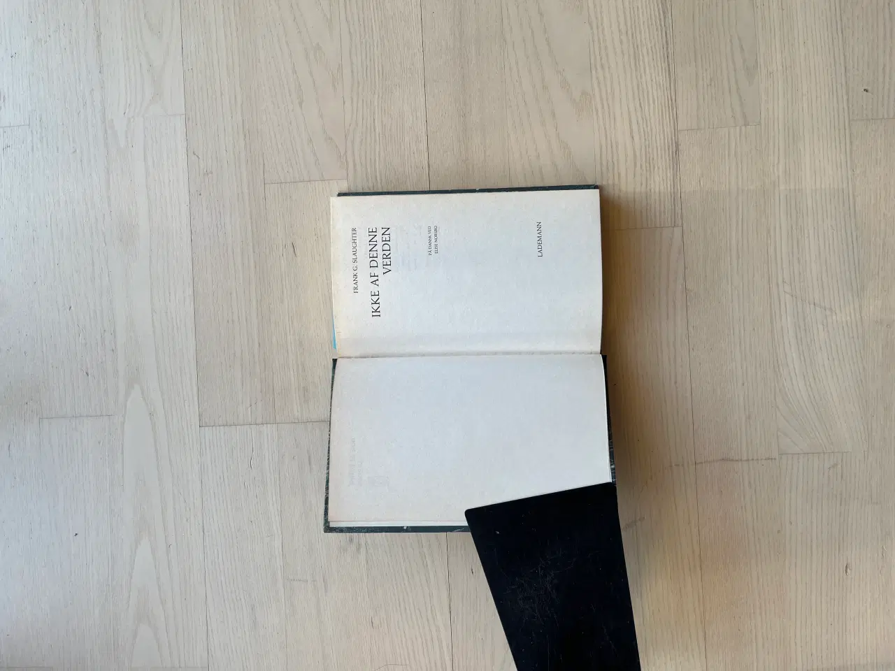 Billede 2 - Ikke af denne verden - af Frank G. Slaughter