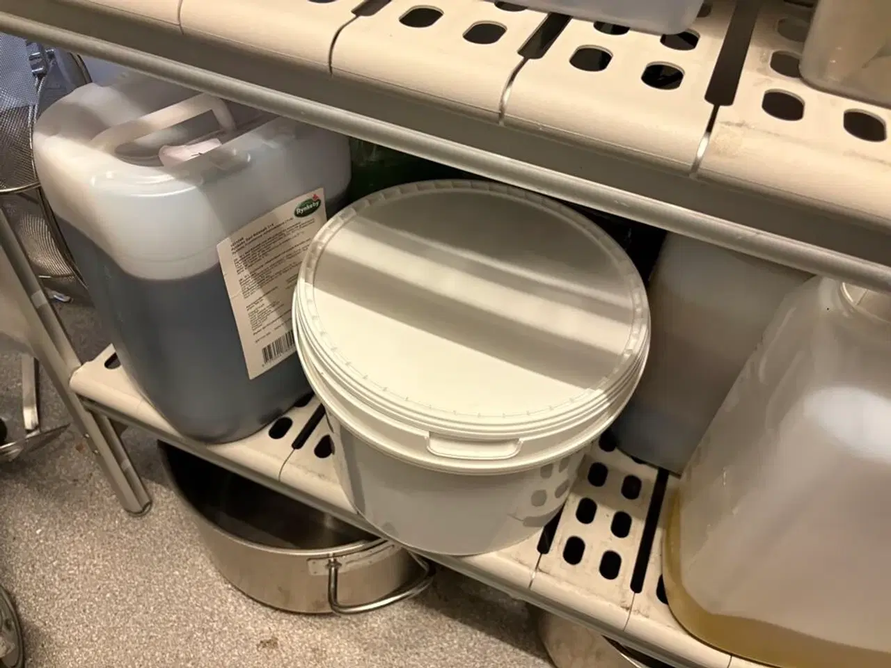 Billede 14 - 2 stk. Reoler med indhold