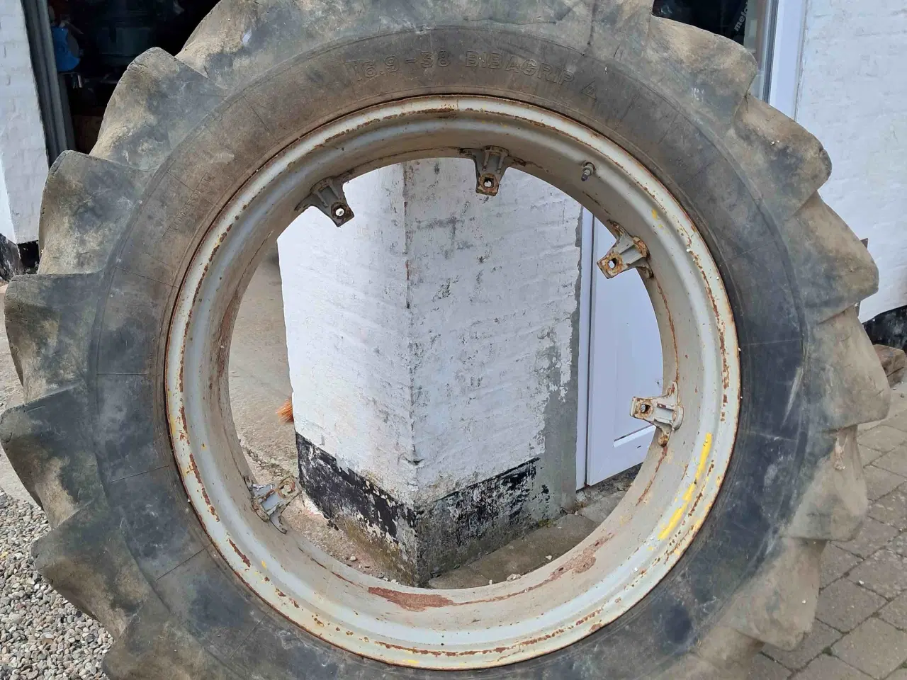 Billede 5 - Traktordæk 16.9 x 38 Michelin. 2. stk