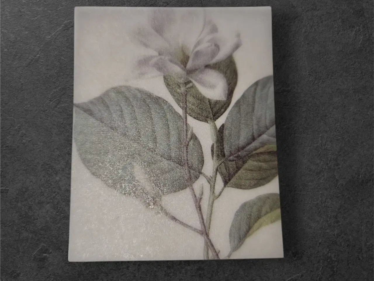 Billede 1 - Elegant papirark med hvid blomst på mørk baggrund 