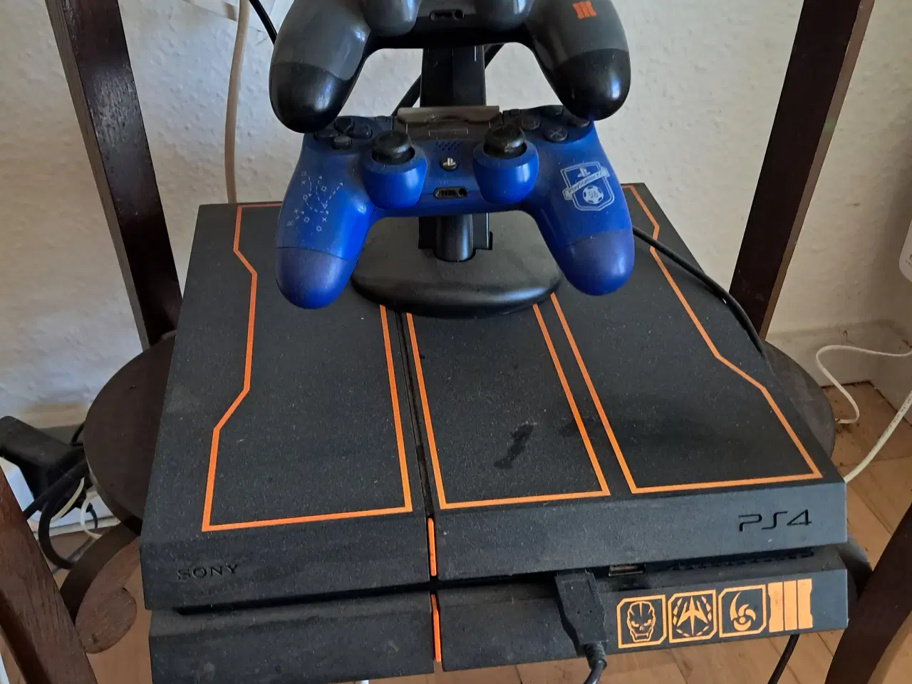 Billede 3 - Ps4 med 2 spiderman edition med 2controllere 