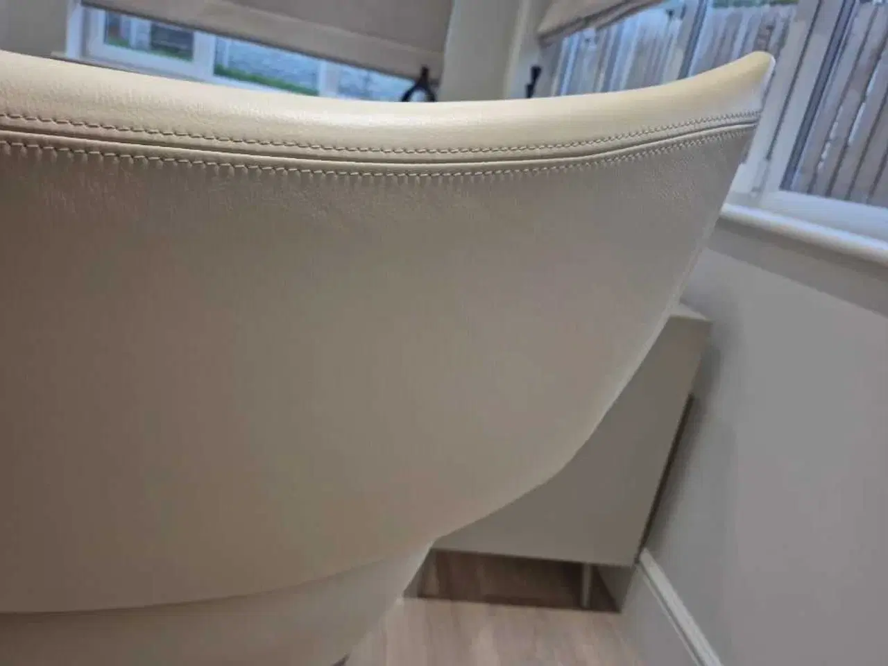Billede 7 - Eksklusive Imola stole fra BoConcept hvid læder