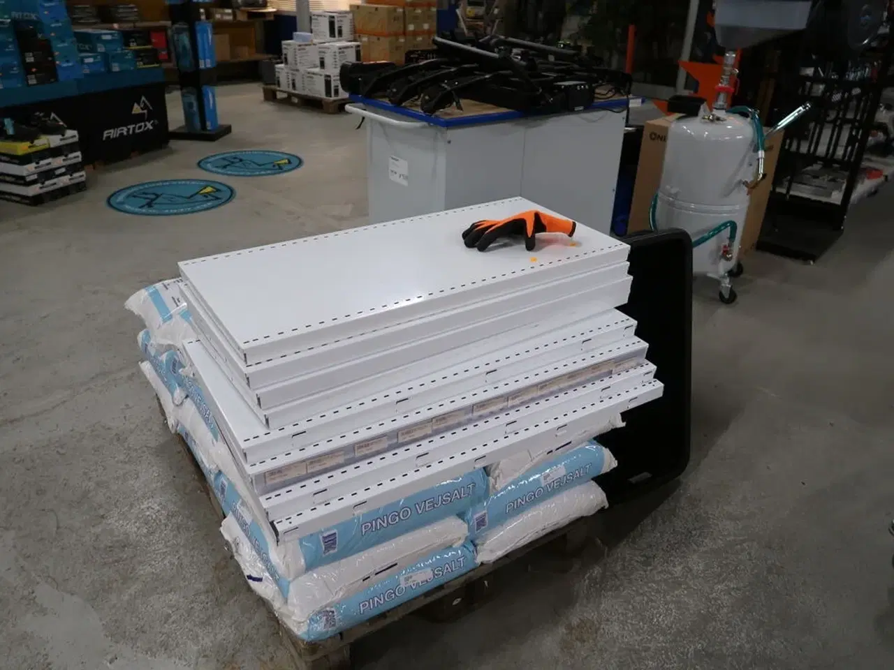 Billede 3 - Palle med div. Hylder til lagerreoler