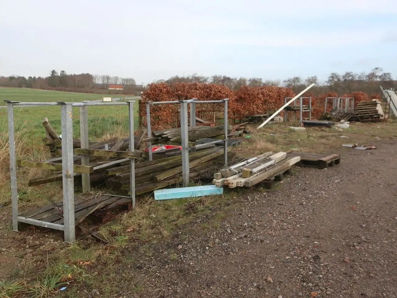 Billede 1 - Div. Barreller med træ, tagplader, stolper m.m.