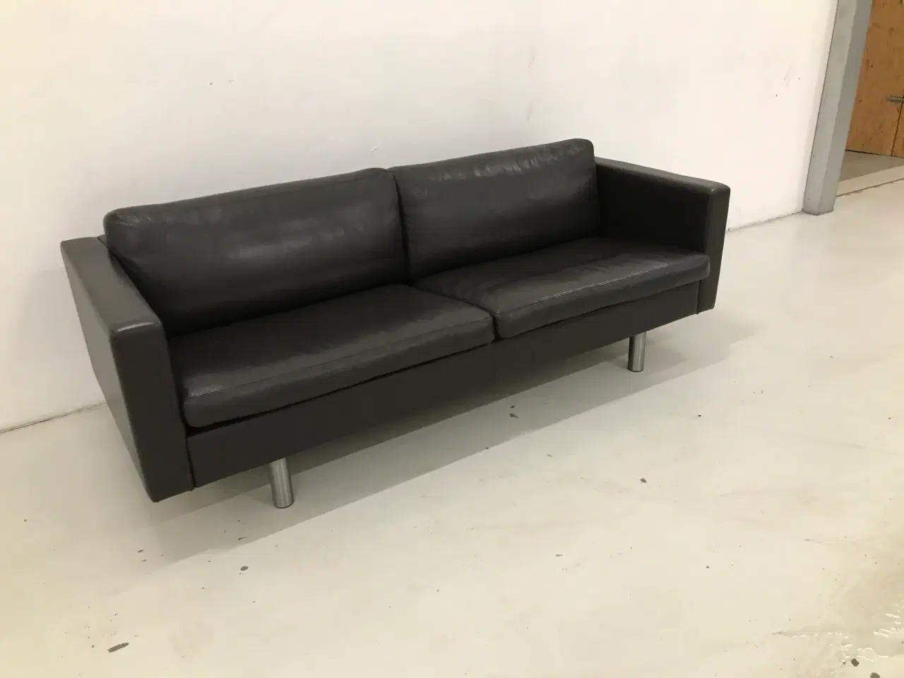 Billede 3 - 3 Pers.Sofa i sort/brun semianilin læder Ilva.