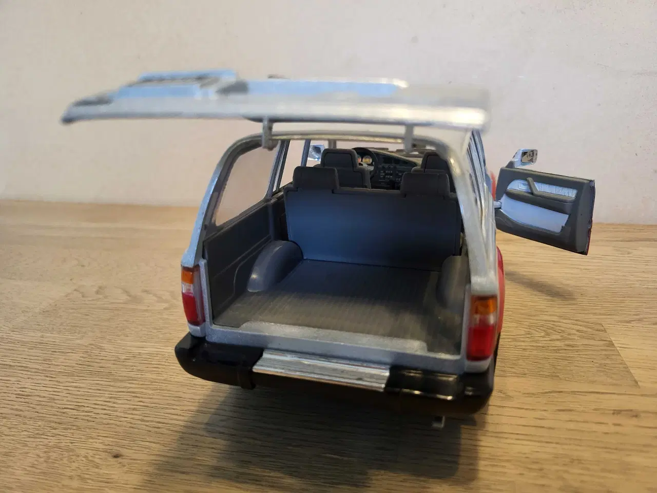 Billede 6 - Modelbil: Toyota Land Cruiser 1992.  Skala 1/18.
