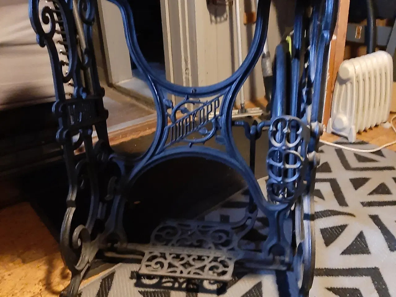 Billede 3 - Meget gammelt symaskin bord.