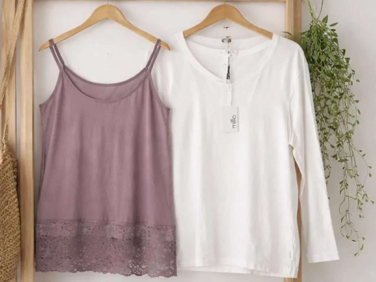Billede 1 - 2 toppe fra Milla. Uden og med lange ærmer.