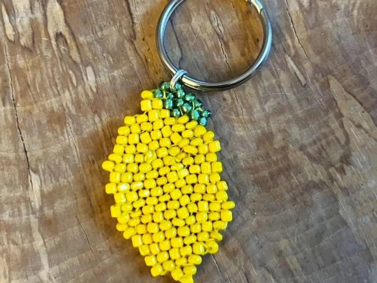 Billede 2 - Håndsyet citron i små glasperler - på nøglering