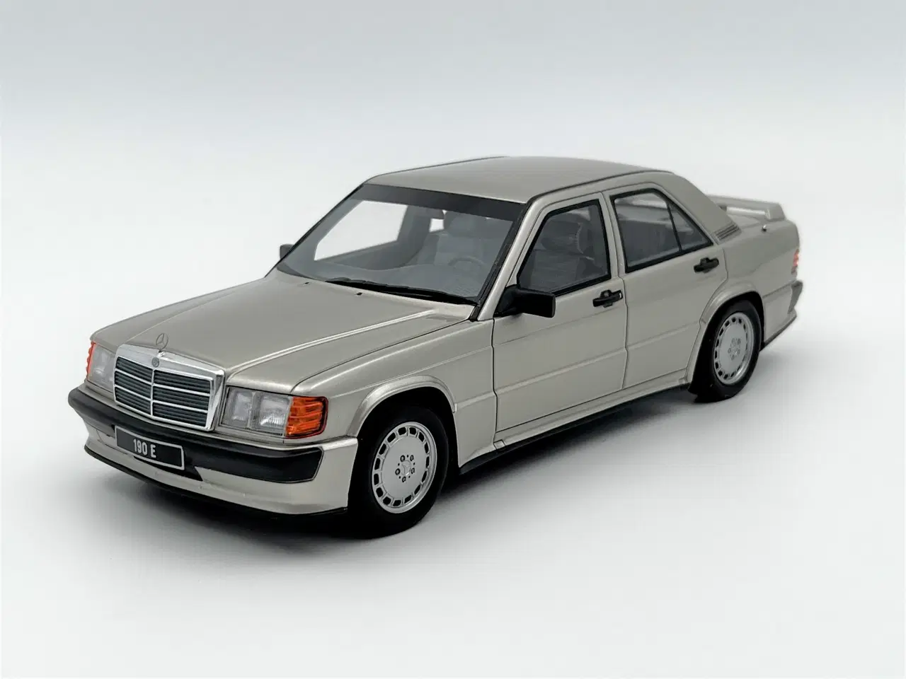 Billede 2 - 1988 Mercedes 190E 2,5 16v Limited Edition 1:18  