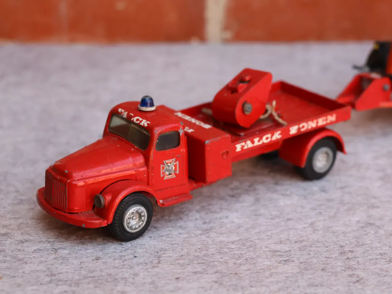 Billede 7 -  4 Stk Gl Tekno udryknings lastbiler + autotrailer