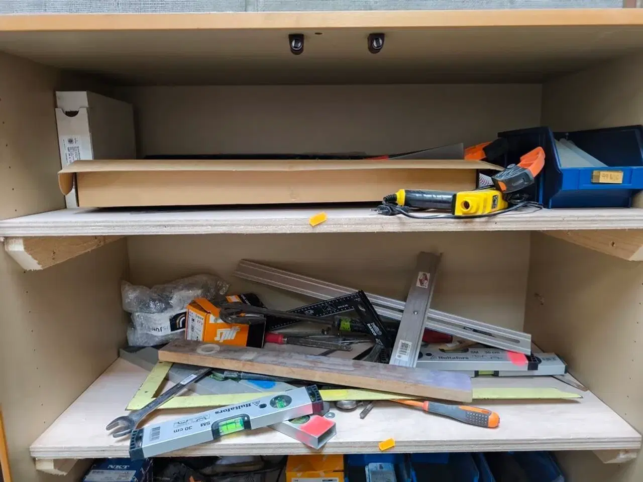 Billede 2 - Indhold i skab