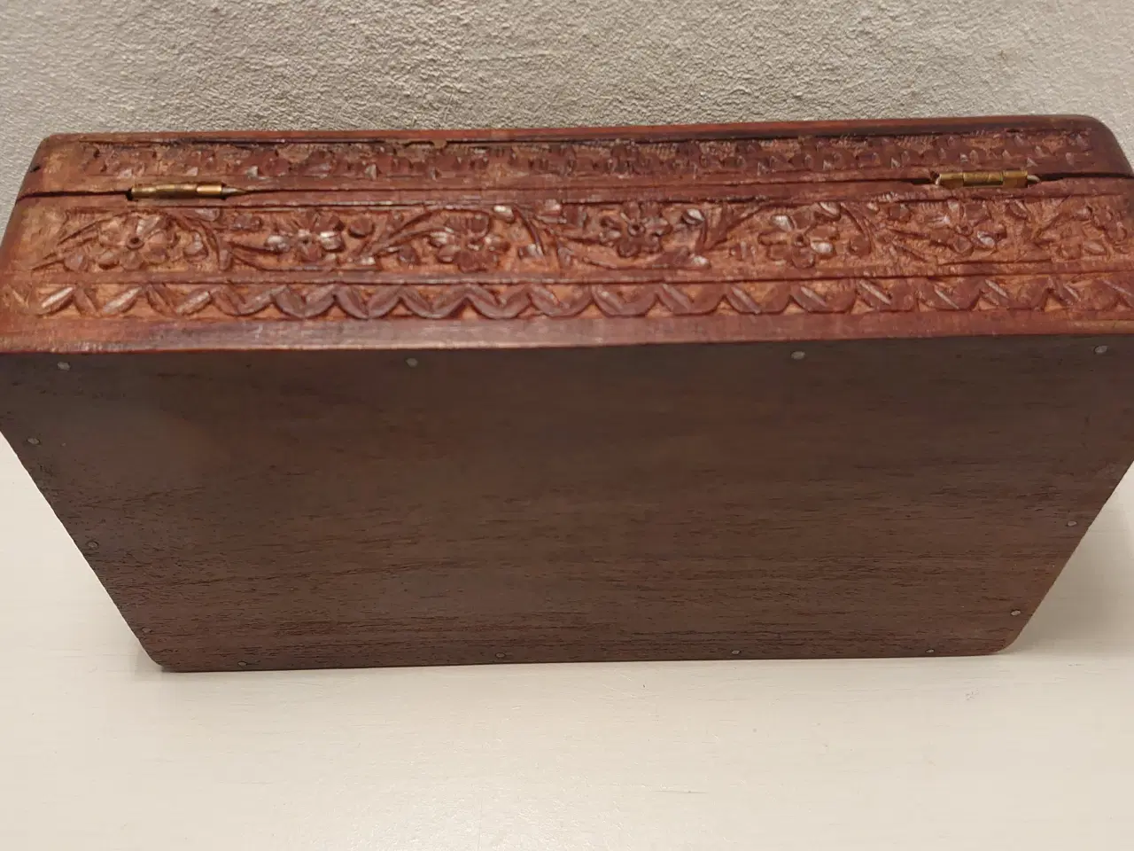 Billede 4 - Gammelt håndskåret smykkeskrin i træ. (25x15x7)cm