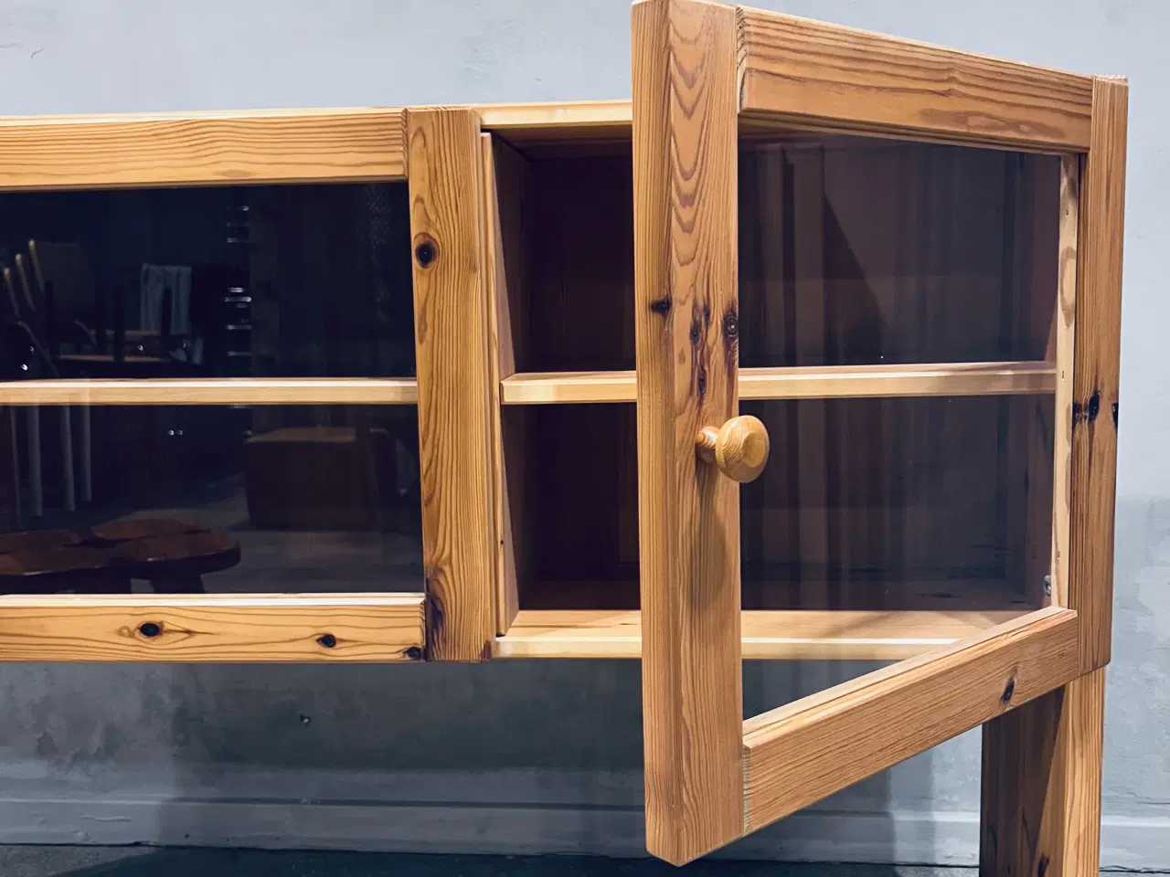 Billede 2 - skænk med 3 glaslåger, fyrretræ, 1970