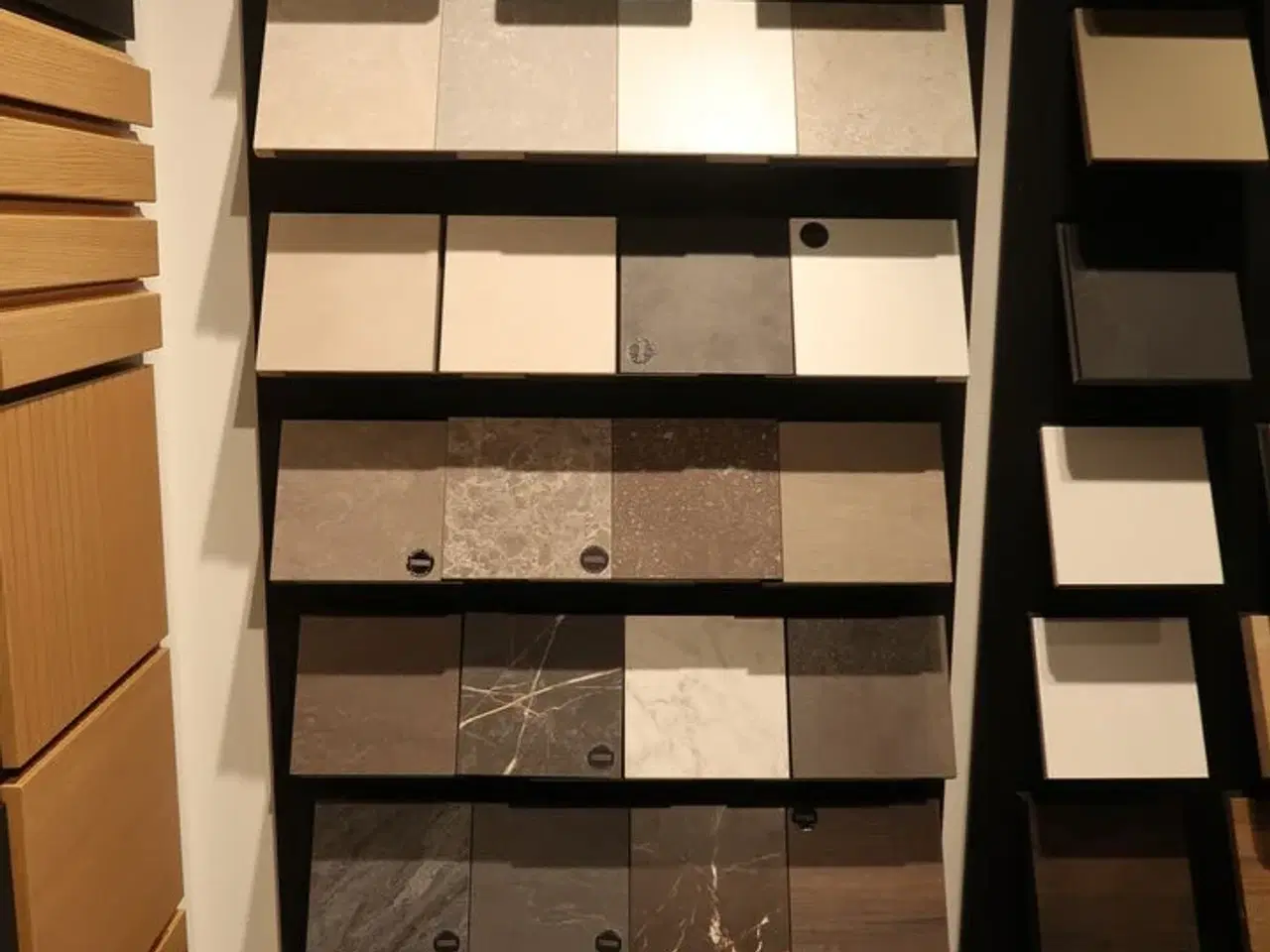 Billede 4 - Vægplader med parti Låger, bordpladeprøver, greb m.m.