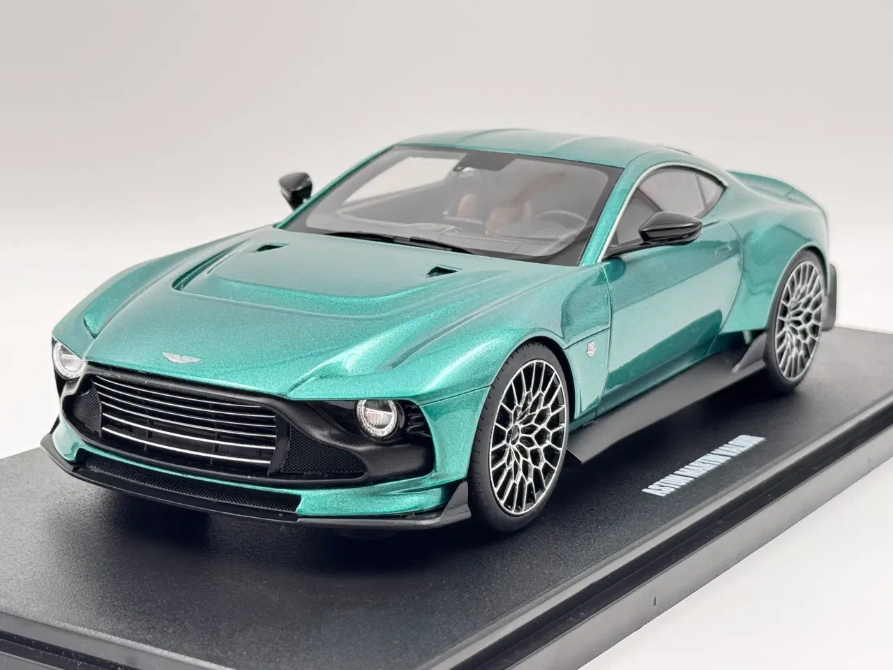 Billede 1 - 2023 Aston Martin Valour Limited Edition - 1:18