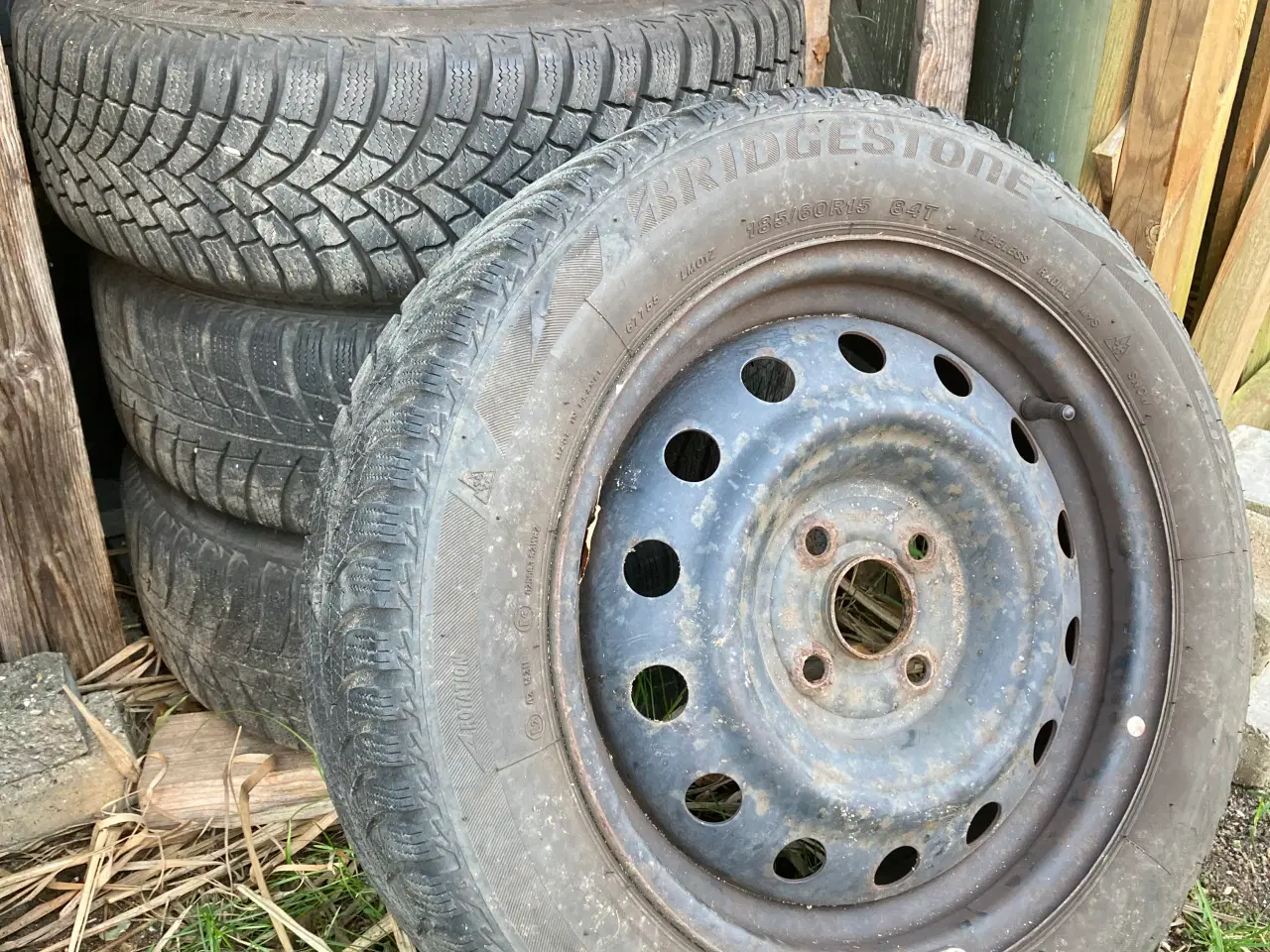 Billede 2 - Bridgestone helårsdæk på stålfælge sælges.